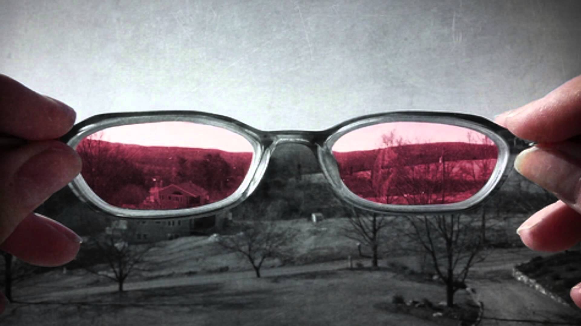 Видеть мир сквозь. Розовые очки. Мир через розовые очки. Розовые очки разбились. Сломанные солнцезащитные очки.